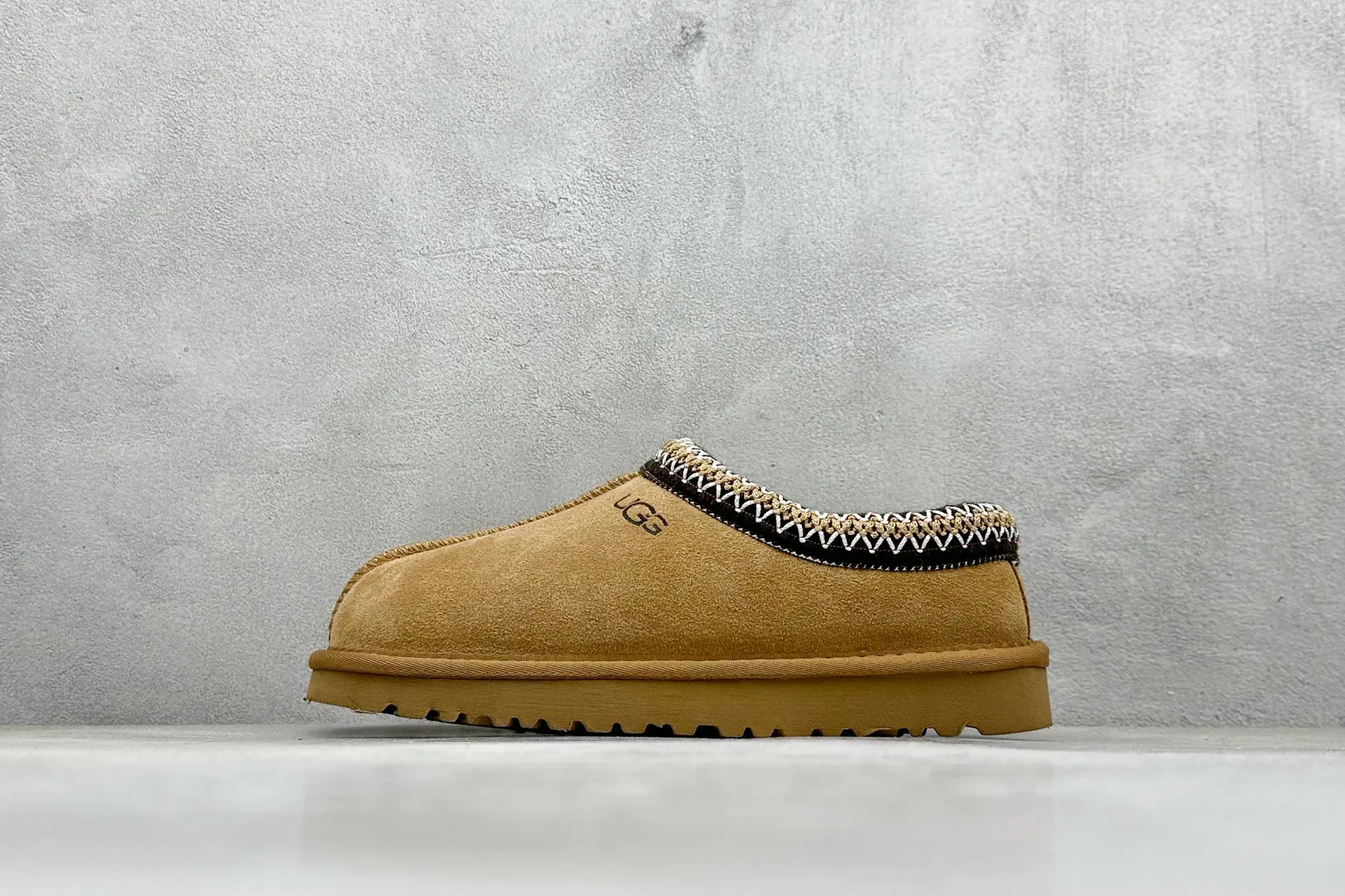 🐲💰 520 support store UGG Tasman ethnic style half slippers, Xiaohongshu hot style. This style is conceived based on the colorful traditional Chinese costume culture, exquisite craftsmanship, unique style and unique style. It fully demonstrates the style of this nation and has become the most popular fashion element in the world! Sheep fur is integrated with high quality to keep warm and lock in heat. Made of TPU molded suede upper material. Built-in artificial curly wool plush lining and insole. Choose 10mm UGGPURE™ implanted wool lining and removable UGGPURE™ implanted wool insole. Item No.: 5955 Size: 35-44. It is recommended to choose one size larger.